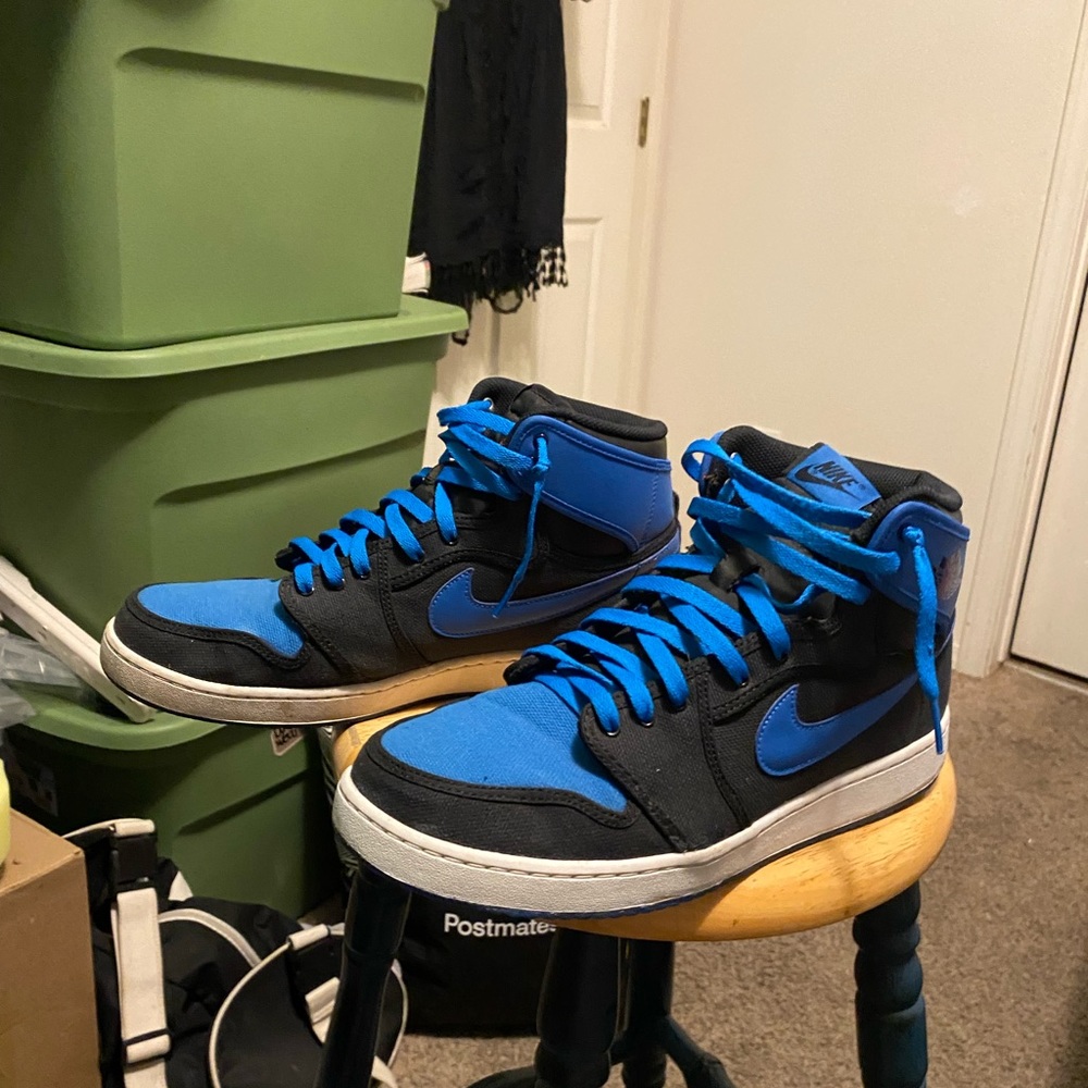 BLUE AND BLACK JORDANS SIZE 11 1/2 Only worn twice